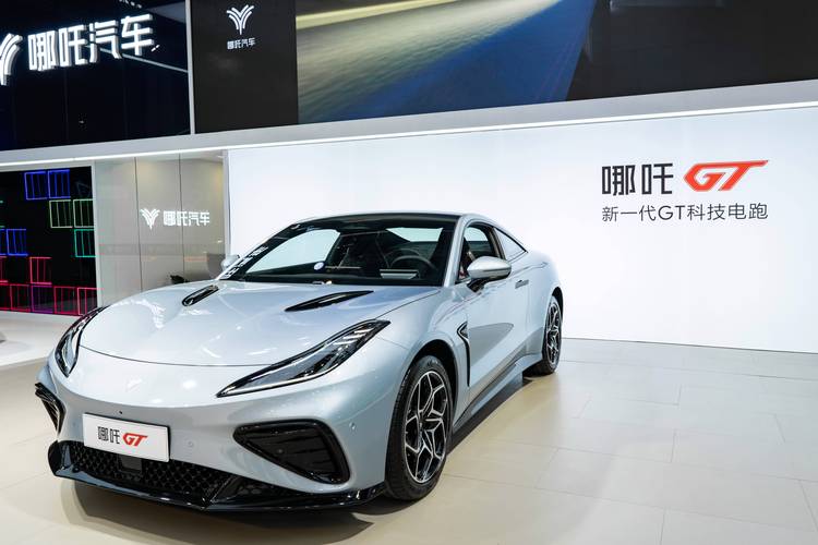 佛山349哪吒汽车在智能汽车领域的表现，领途汽车在新能源汽车市场中的影响力